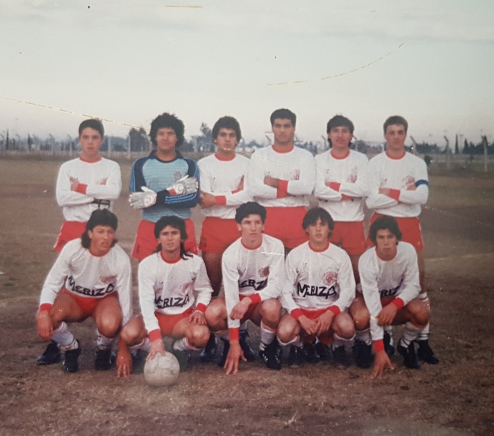Quarto em pé da esquerda para a direita, Pablo jogou nas categorias de base do Huracán — Foto: Arquivo pessoal