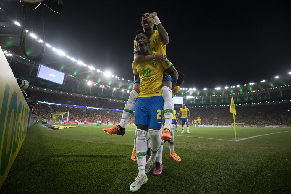 Vinícius Júnior e Neymar no Maracanã, contra o Chile: nos bancos e nos apps de aposta, dá Brasil na Copa — Foto: Lucas Figueiredo/CBF