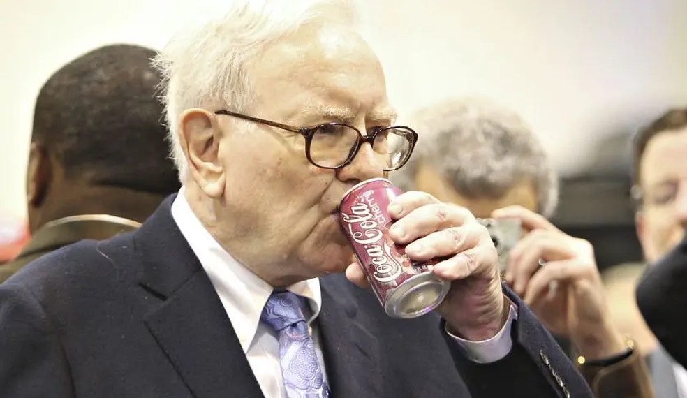 Buffett e sua Coca-cola: além de ávido consumidor do produto, refrigerante é analogia de sua gestão — Foto: Reprodução