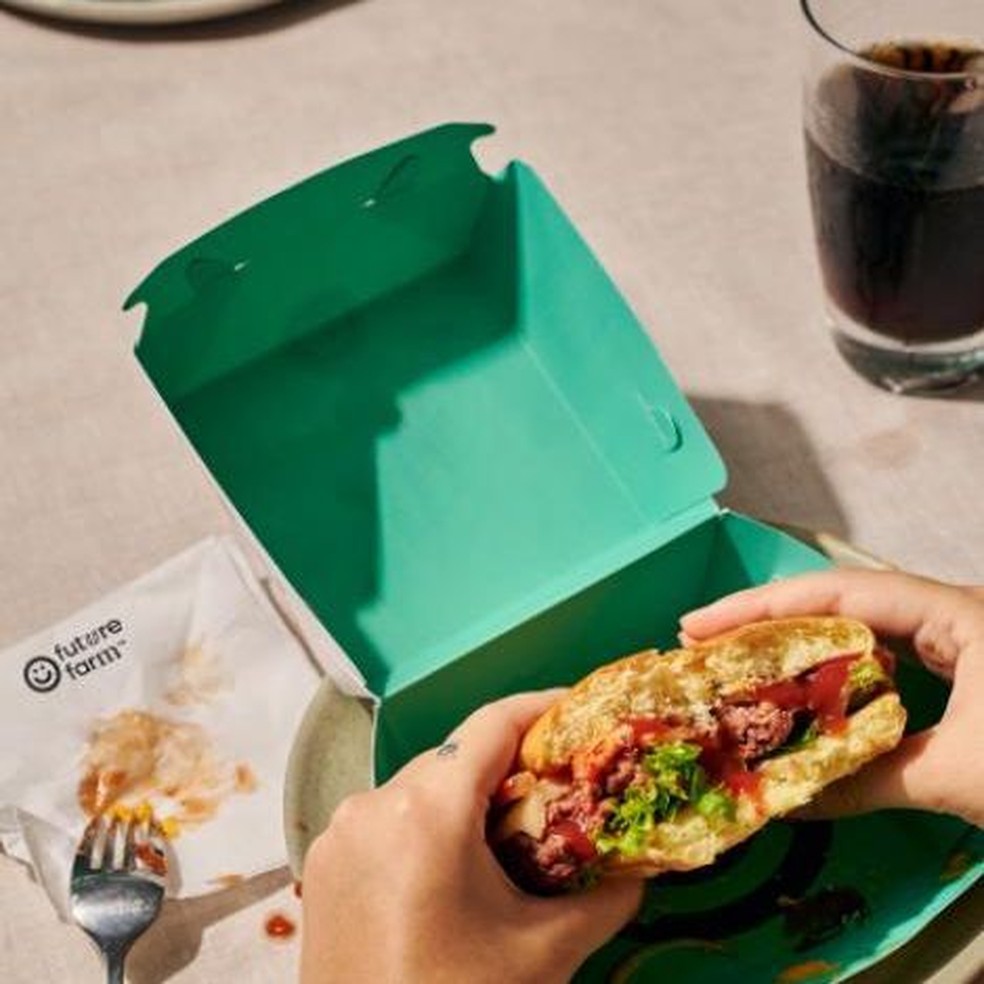 Carne vegetal - Futuro Burger, o primeiro produto lançado pela foodtech brasileira Fazenda Futuro — Foto: Reprodução