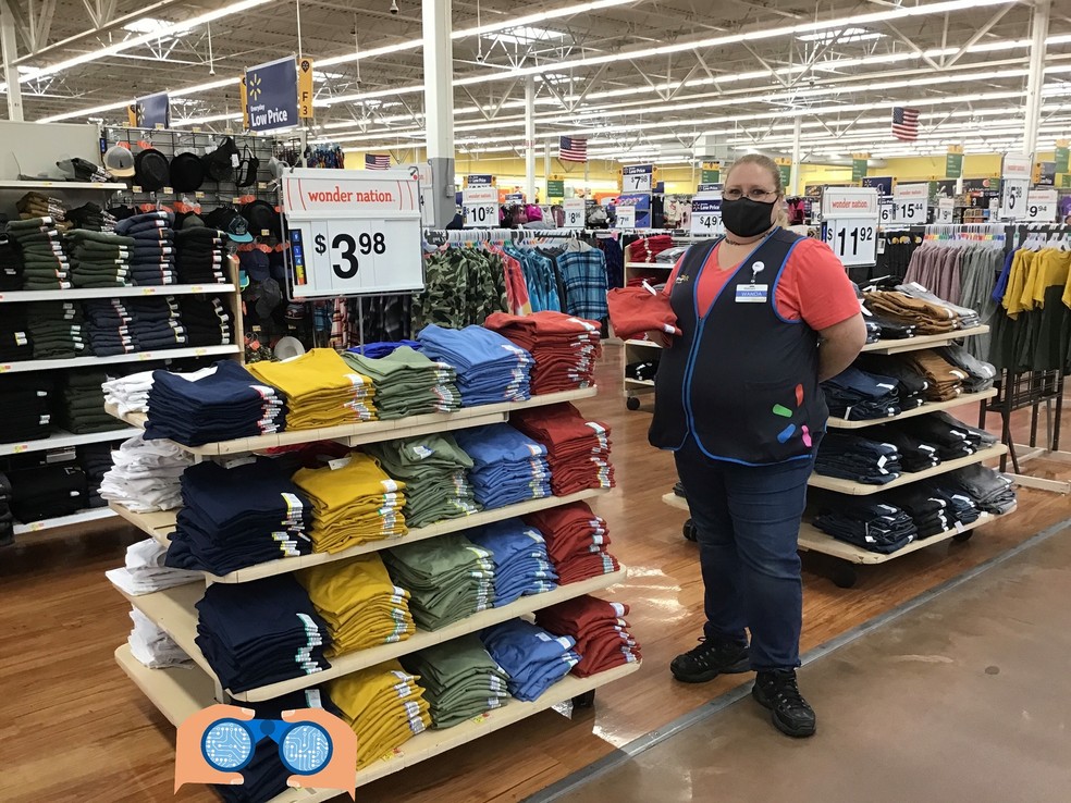 Seção de vestuário do Walmart: poder de compra do cliente encolheu  — Foto: Walmart/Facebook