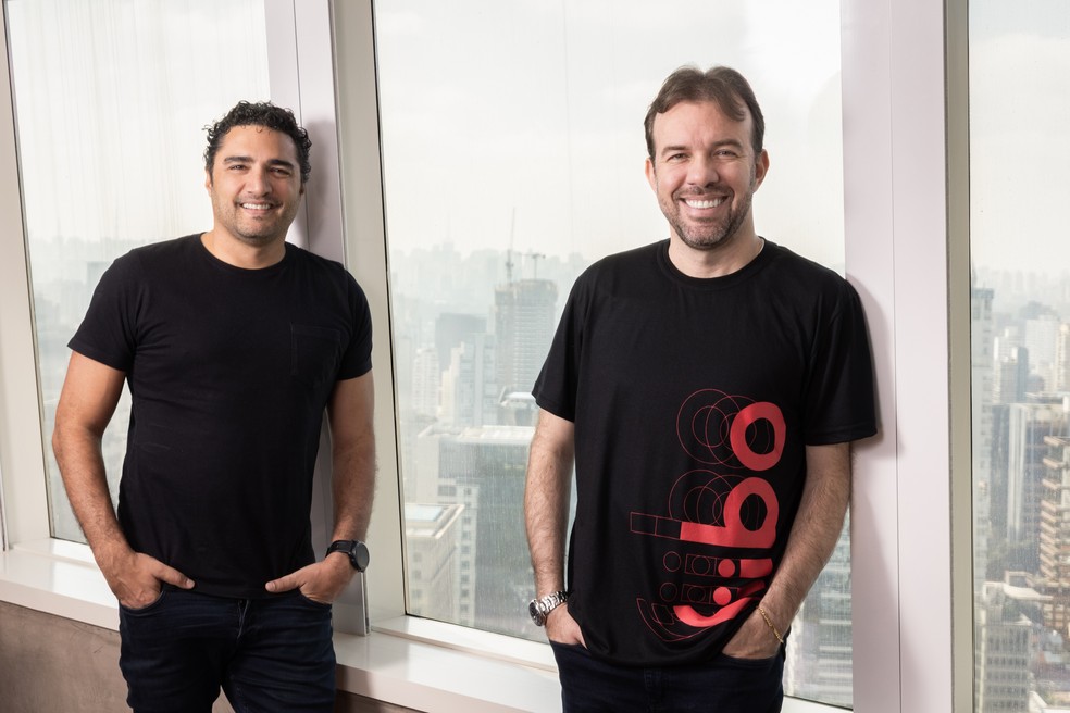 Rodrigues, da Hedlaine Brasil, e Martins, CEO da Fiibo: meta de um milhão de vidas em dois anos — Foto: Divulgação
