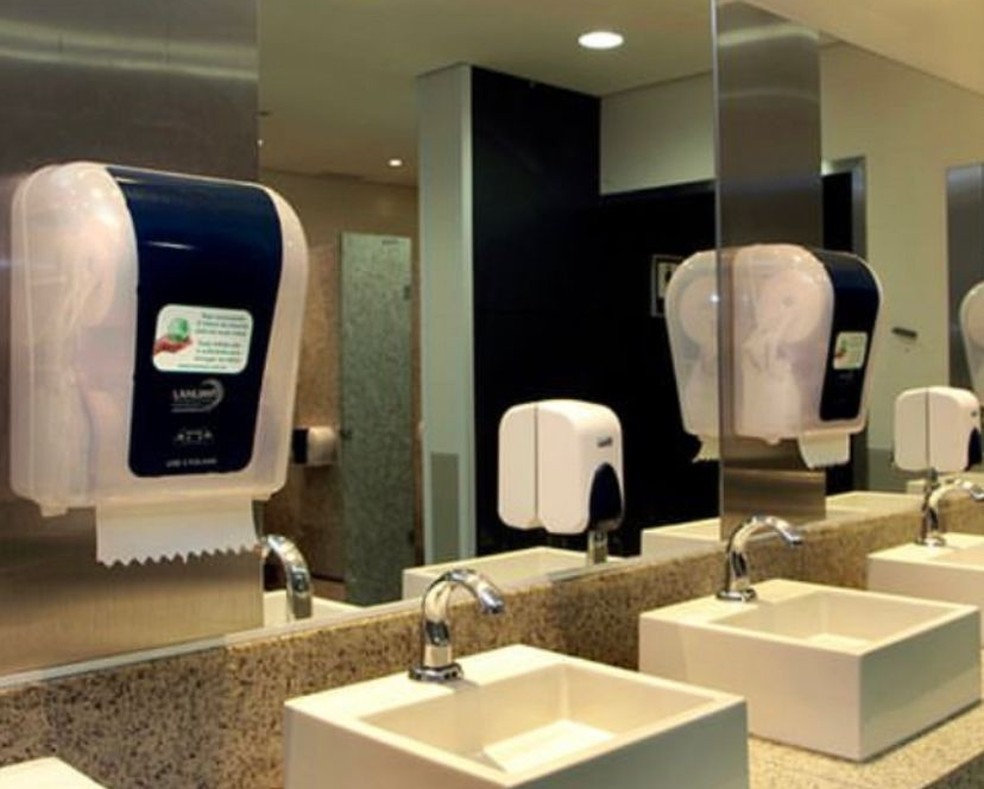 No portfólio da Lanlimp, dispenser, sabonete e papel para banheiro de escritórios e shoppings — Foto: Reprodução IG