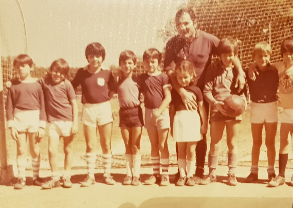 Terceiro da esquerda para a direita, Pablo começou a jogar futebol na infância na Argentina; seu pai era o técnico — Foto: Arquivo pessoal