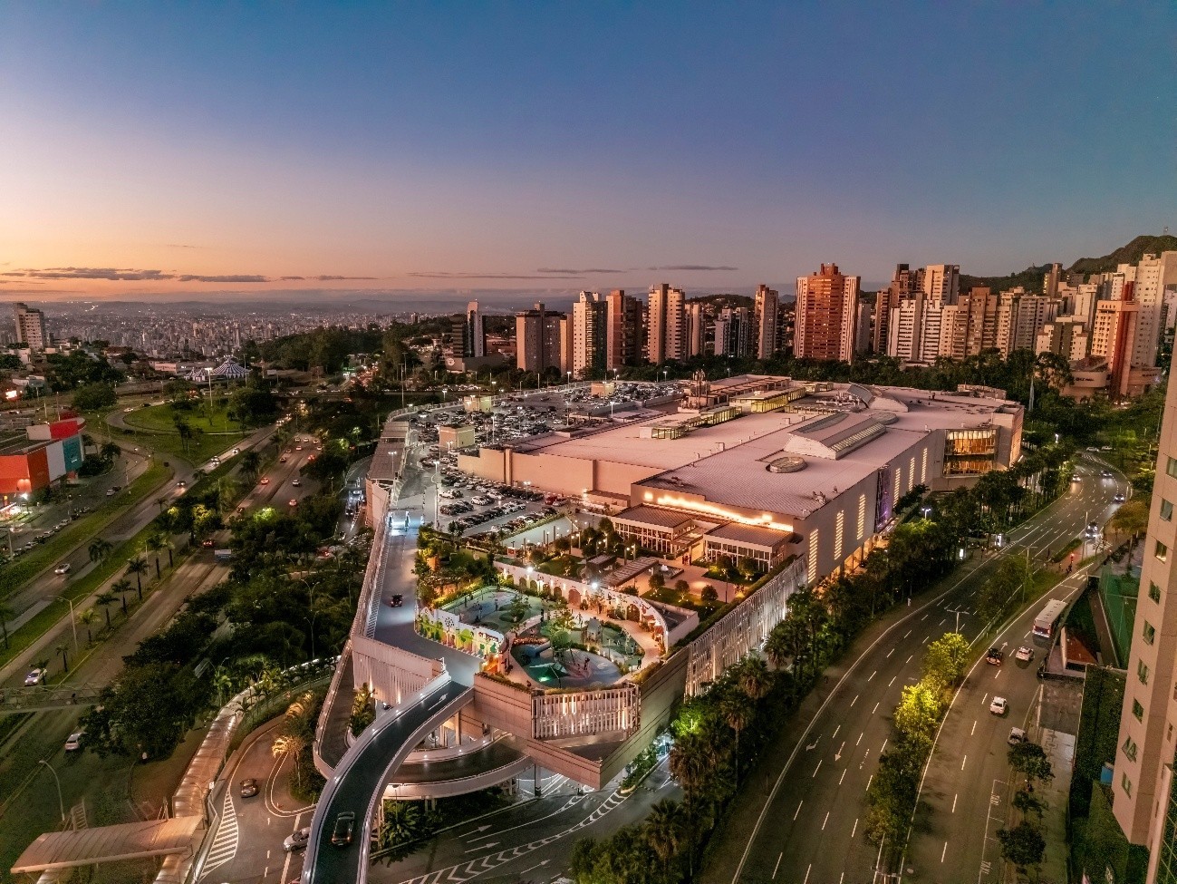 Fachada de shopping center em Belo Horizonte, representando ativos imobiliários resilientes.