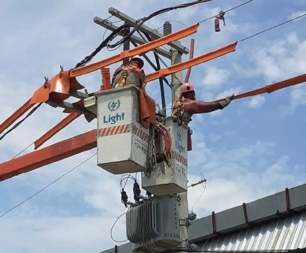 Funcionários da Light fazem manutenção em linhas: empresa apresentou plano de recuperação judicial na sexta-feira — Foto: Reprodução/Facebook