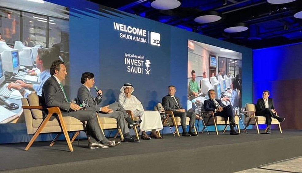 Ministro de investimentos da Arábia Saudita em evento da XP, entre Guilherme Benchimol e ministro Renan Filho  — Foto: Reprodução 