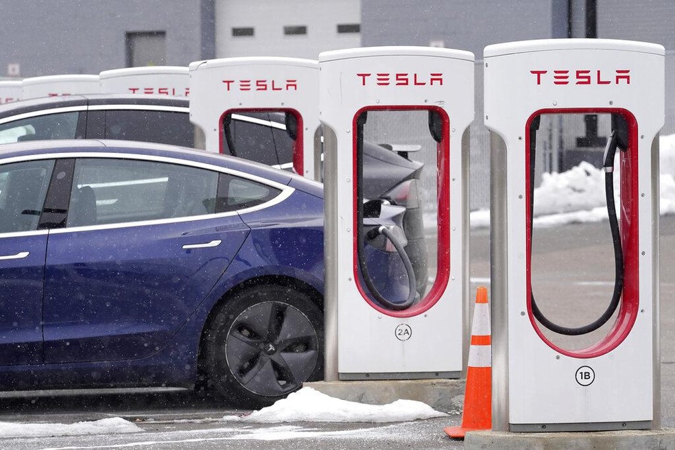 Carregadores da Tesla poderão ser usados por EVs da Ford com adaptador — Foto: Steven Senne/AP