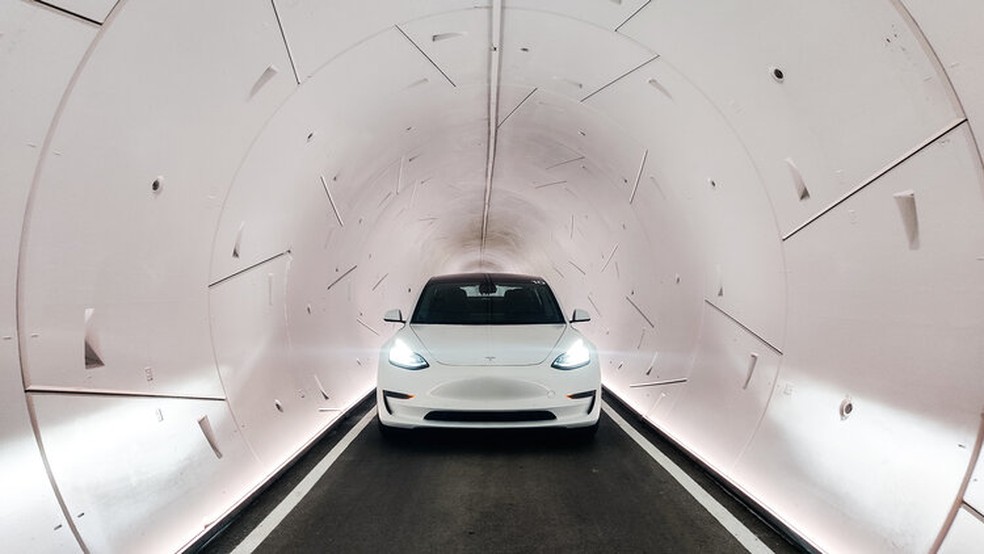 Carro da Tesla em um túnel da The Boring Company: Musk explora o subsolo — Foto: Reprodução/The Boring Company