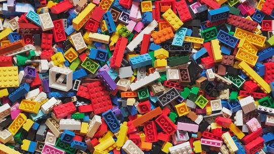 Lego desiste de material reciclado após perceber que emissão era maior