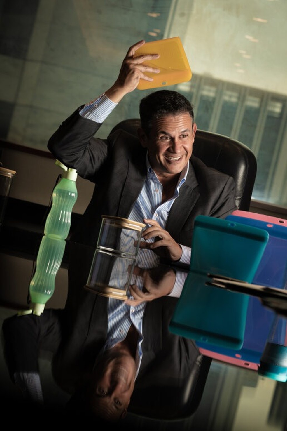 Miguel Fernandez, CEO global da Tupperware, demonstra o poder de vedação dos vasilhames — Foto: Ana Paula Paiva/Valor
