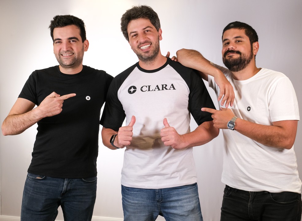 O CEO Gerry Giacomán Colyer (esq.), o brasileiro Layon Costa e Diego García, o outro cofundador da Clara — Foto: Divulgação