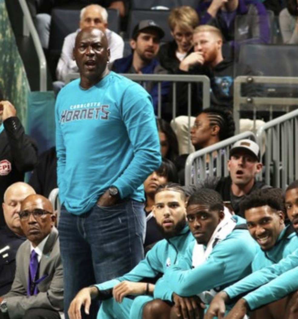 Michael Jordan no Charlotte Hornets: acordo de venda do controle — Foto: Getty Images