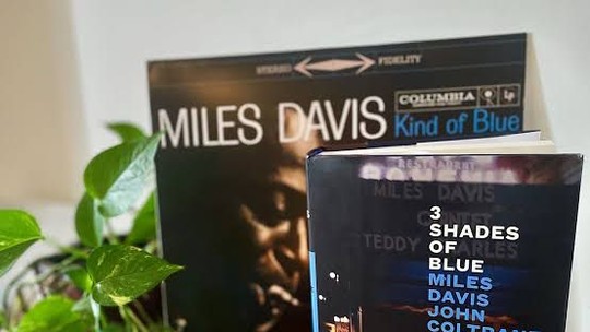 "3 Shades of Blue”: um ótimo livro sobre Jazz e uma tese controversa