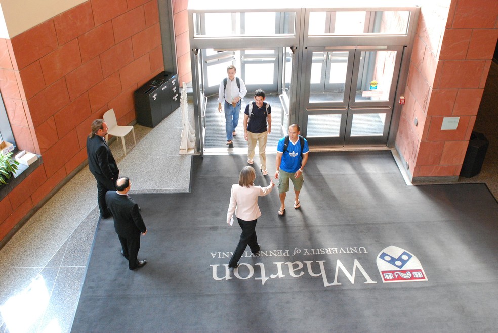 Hall do prédio da Wharton: alunos ansiosos para encontro pessoalmente — Foto: Divulgação
