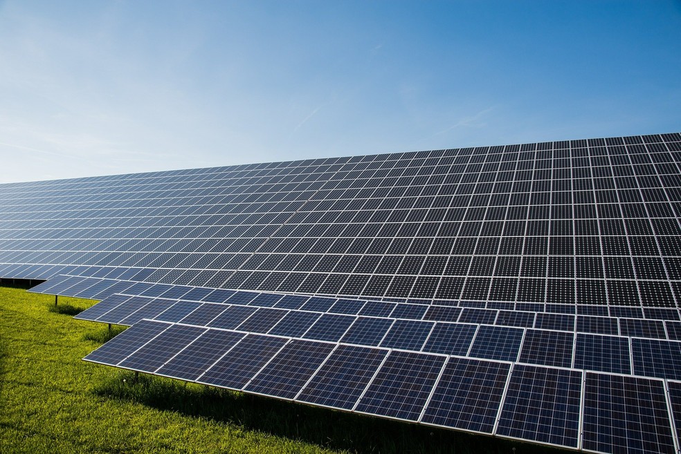 Placas de captação para energia solar: na Amazon, a meta é ter 80% de fontes renováveis até 2024 — Foto: Pixabay