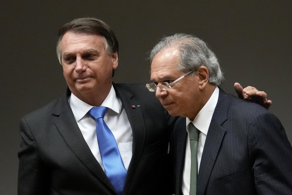 Jair Bolsonaro e Paulo Guedes: estratégia em xeque — Foto: Eraldo Peres/AP