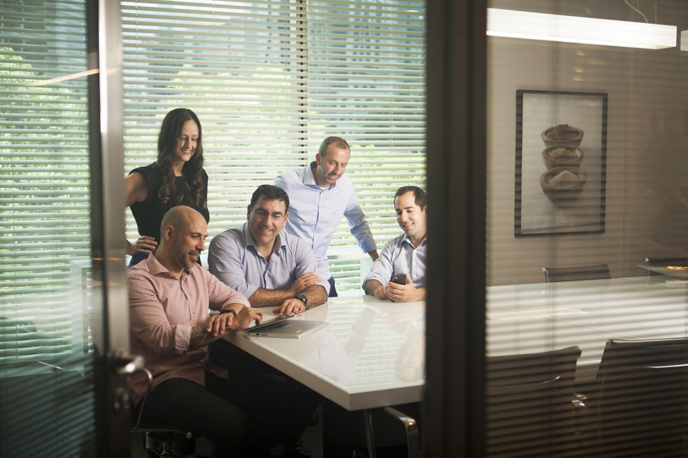 Fundadores da Agrolend: Carlos Fagundes, Valéria Bonadio, Alan Glezer, Leopoldo Vettor e Andre Glezer — Foto: Valor